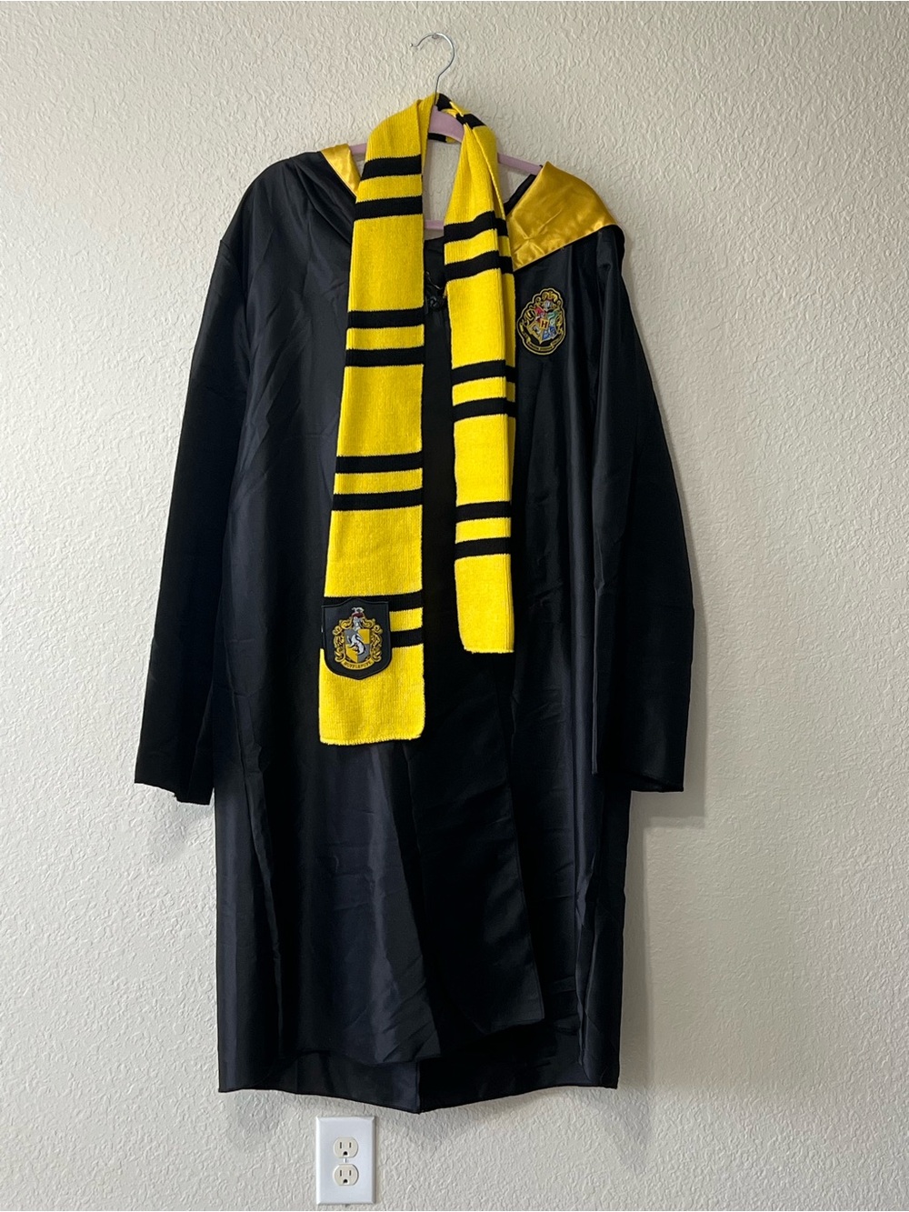 Harry Potter Hufflepuff Hooded Robe Costume Yellow/Black Scarf Size L/XL Adult